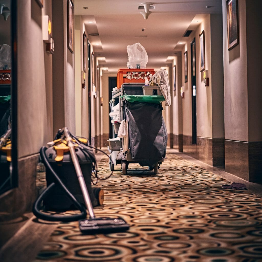 Hotelschoonmaak in de gang van een hotel.
